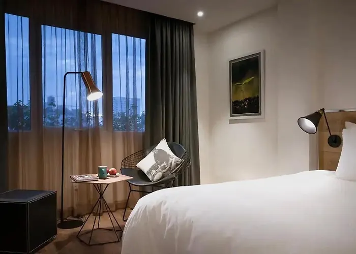 C Central Hotel- Đề Thám Bùi Viện Walking Street